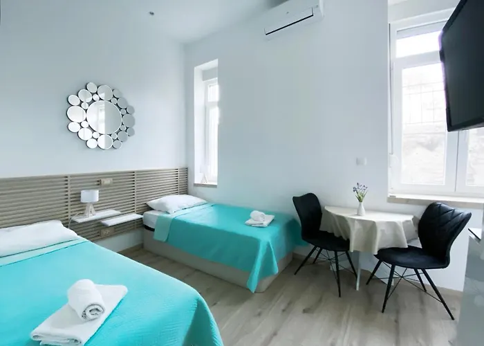 En-suite Iris On Rokova Street - 5 Min Walk To The Old Town Of 게스트하우스