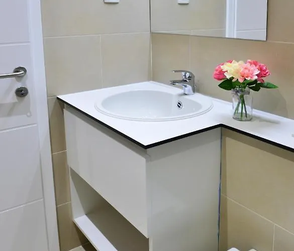 En-suite Iris On Rokova Street - 5 Min Walk To The Old Town Of 게스트하우스 3*