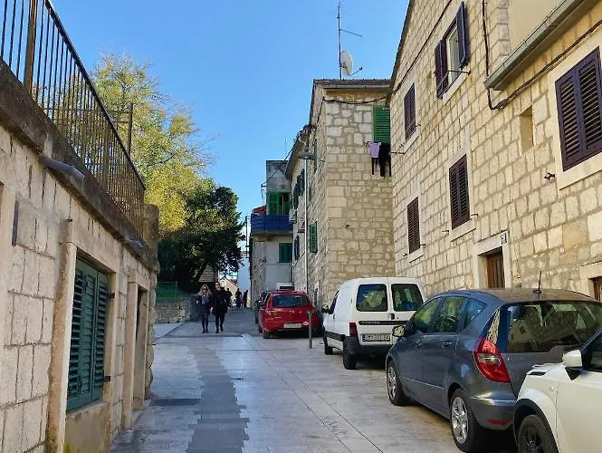 게스트하우스 En-suite Iris On Rokova Street - 5 Min Walk To The Old Town Of 3*