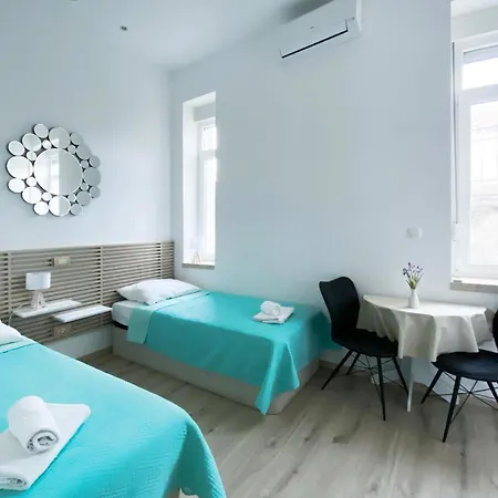 En-suite Iris On Rokova Street - 5 Min Walk To The Old Town Of Pensjonat