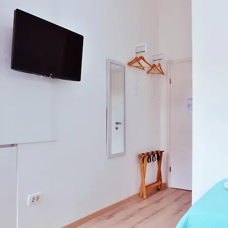 Penzion Iris En-suite - Secure & Cozy Base Near Old Town